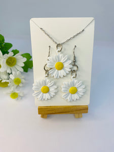 Daisy Earrings and Necklace - FREE POSTAGE